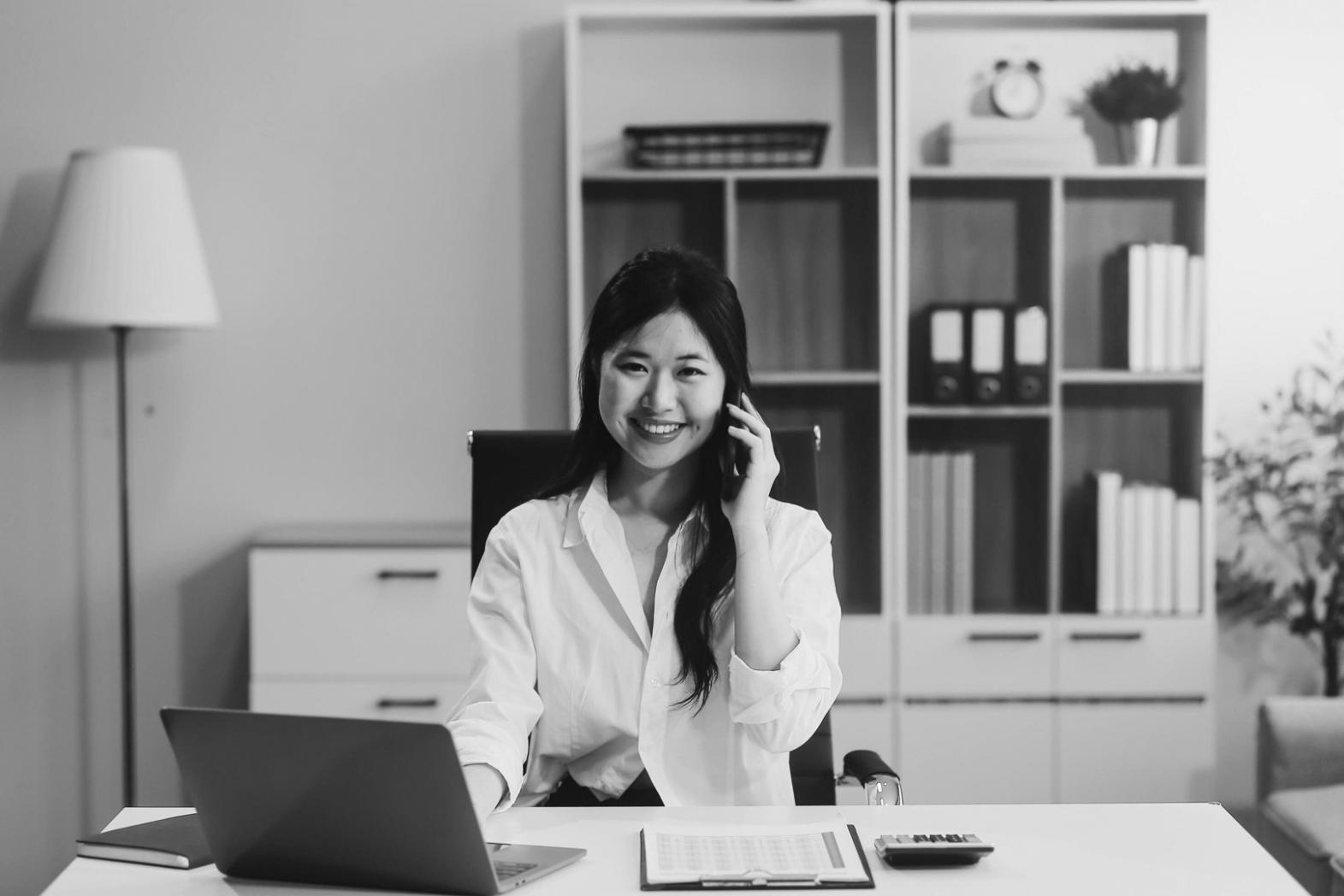Estudiantes aprendiendo técnicas avanzadas de presupuesto flexible