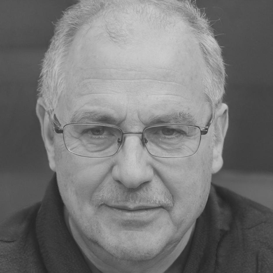 Retrato de profesional satisfecho con el programa